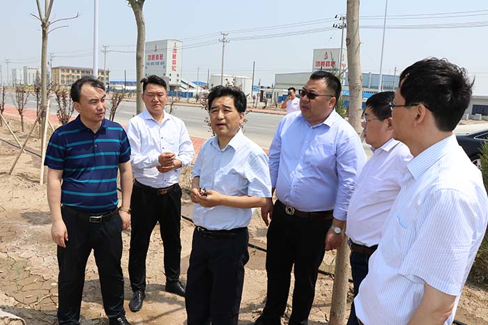 1558056790.jpg 中鐵建華北投資發(fā)展有限公司副總經(jīng)理總經(jīng)濟(jì)師王祖春王祖春一行視察項目建設(shè)情況.jpg